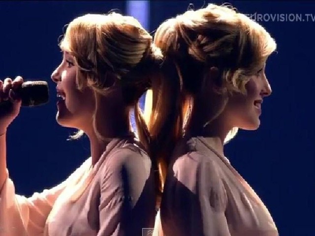 Tolmachevy Sisters z Rosji zaśpiewały piosenkę "Shine". Gdy prowadzący galę Eurowizji ogłosili, że Rosja przeszła do finału, na sali rozległo się buczenie i głośne gwizdy