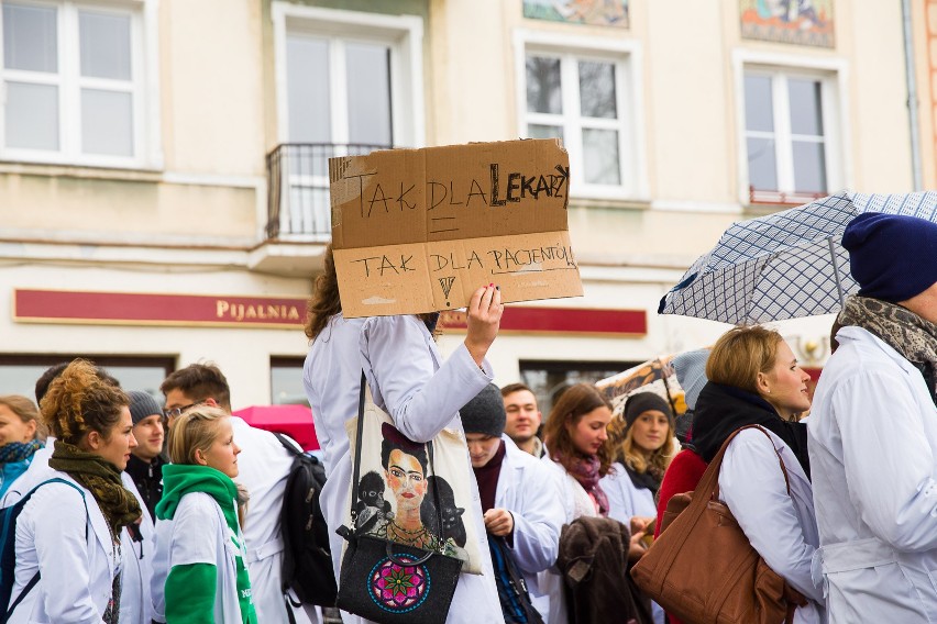 Protest studentów medycyny na Rynku Kościuszki (zdjęcia, wideo)
