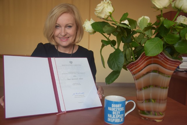 Grażyna Jurek i certyfikat nadania tytułu honorowego Profesor Oświaty