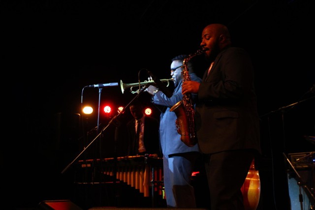 Marquis Hill Blacktet: Justin Thomas wibrafon, Marquis Hill trąbka i Christopher McBride saksofon