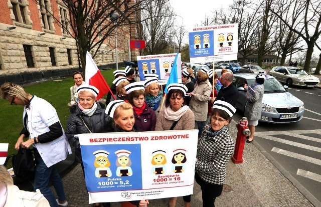 Protest pielęgniarek pod Urzędem Wojewódzkim.