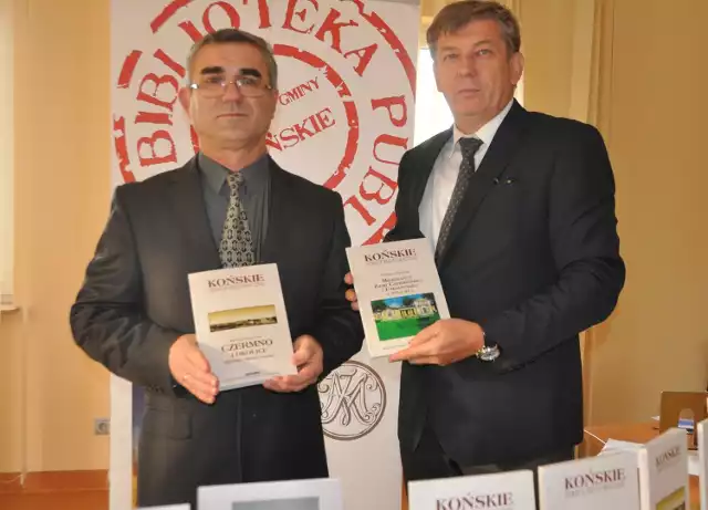 Marian Adamczyk i dyrektor biblioteki Dariusz Kowalczyk z książkami historyka