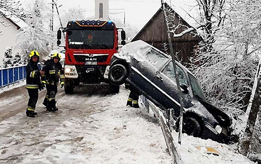 W podlimanowskiej wsi auto zawisło na barierach ochronnych drogi