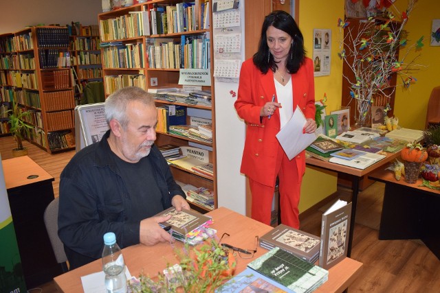 W czytelni Biblioteki Publicznej w Miastku gościł poeta Zdzisław Drzewiecki. Opowiedział o swojej twórczości. Chętni mogli nabyć jego tomiki poezji.