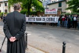 Poznań: Protest absolwentów "Marcinka" przed kościołem pw. Michała Archanioła. Nie chcą abpa Jędraszewskiego [ZDJĘCIA, WIDEO]