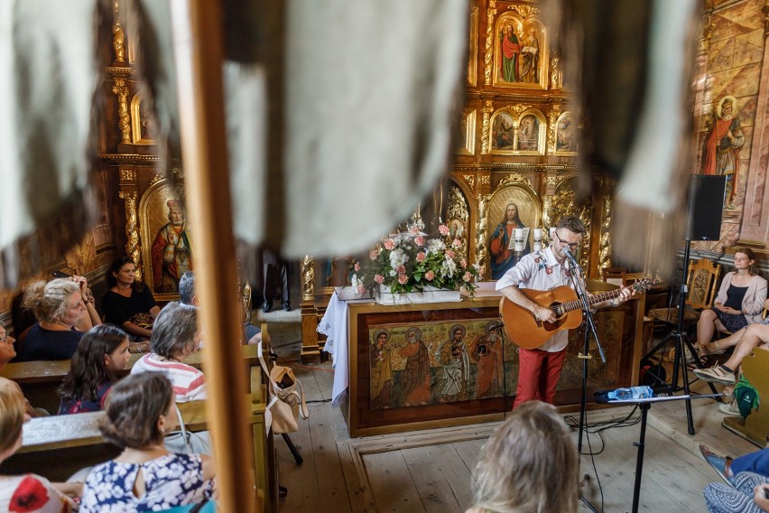 Paweł Ruszkowski, wokalista, gitarzysta, kompozytor i aranżer czarował głosem w cerkwi UNESCO w Kwiatoniu w ramach Muzyki Zaklętej w Drewnie