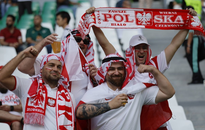 Kibice reprezentacji Polski w Katarze. Niezbyt liczni, ale bawią się całkiem dobrze