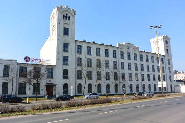 Fabrykę przypominającą warownię zbudowano w 1897 roku