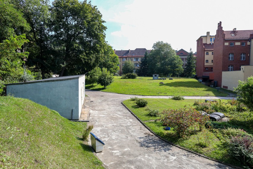 Chcą sprzedać działkę ze schronem na hotel lub mieszkania. Czy ona się do tego nadaje?