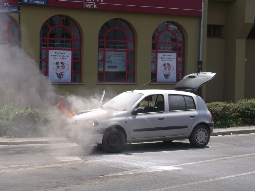 Wrocław: Auto w płomieniach na skrzyżowaniu Pomorskiej i Dubois (FILM, ZDJĘCIA)