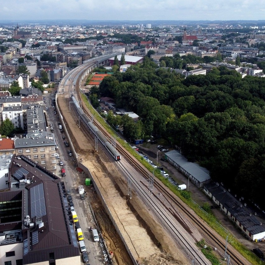 Kraków. Ulica Halicka zmienia się przez budowę na kolei