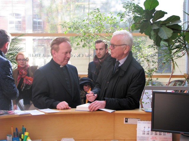 W kwietniu Hans-Gert Poettering odwiedził Bibliotekę Caritas. Na zdjęciu w rozmowie z jej dyrektorem i duszpasterzem mniejszości,  ks. dr. Piotrem Tarlinskim.