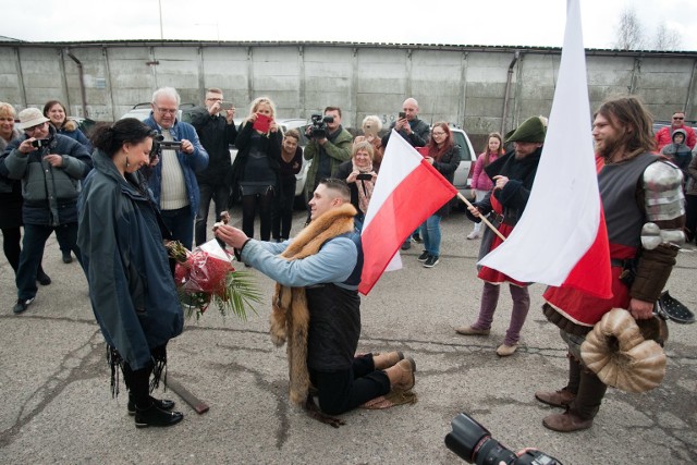 Do pojedynku o rękę panny Anny doszło w piątek pod siedzibą ZIM w Słupsku. Zwyciężył narzeczony słupszczanki ,a ona zgodziła się zostać jego żoną.Pan Kazimierz Duda zdecydował się na bardzo oryginalne oświadczyny. W piątek w samo południe trzej rycerze uprowadzili panią Anię Drobinską z biura w Zarządzie Infrastruktury Miejskiej w Słupsku, gdzie ona pracuje. Potem o przestraszoną i zdezorientowaną kobietę pojedynkowali się na parkingu przed budynkiem. Z opresji uratował ją pan Kazimierz - który przybył na miejsce konno i w szarmancki sposób poprosił ją o rękę. Wzruszona pani Ania zgodziła się. Wszystkiemu przyglądali się m.in. jej współpracownicy i przechodnie. 