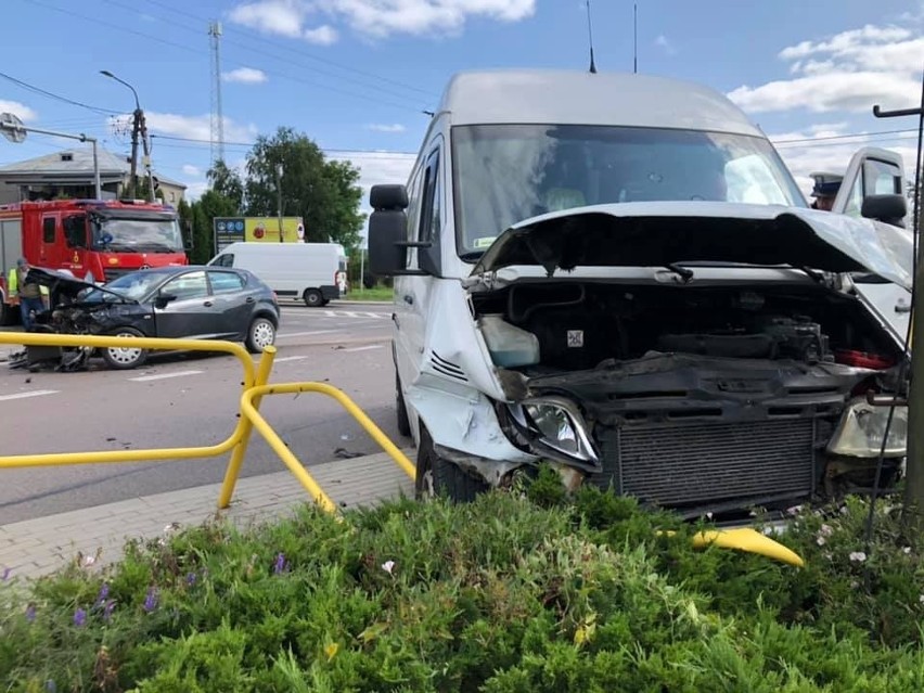 Knyszyn. Wypadek na skrzyżowaniu na DK 65 i DW 671. Zderzenie seata z mercedesem [ZDJĘCIA]