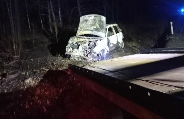 Po dachowaniu z samochodu wypadł kierowca, potem auto stanęło w płomieniach.