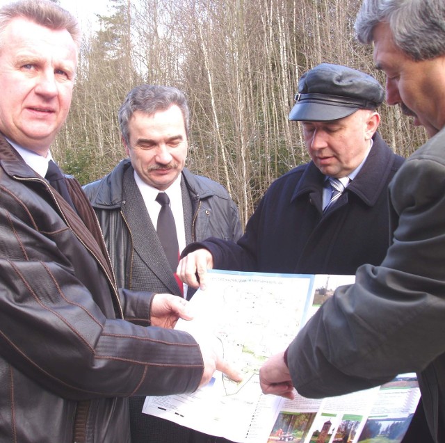 Sigitas Kasparaitis (od lewej), dyrektor rejonu Wilkowyszki, Bronislavas Polita, wójt Wisztyńca, Cezary Cieślukowski i Jan Racis nad mapą parku