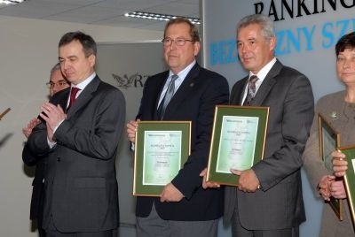 Dyrektor Andrzej Sawoni (drugi z lewej) jesienią 2007 roku odebrał nagrodę za zajęcie 10 miejsca w rankingu "Rzeczpospolitej&#8221;