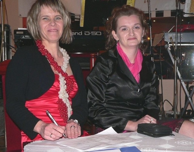 Notable płacili... one zbierały kasę - Danuta Sołtyk i Agnieszka Milewska z buskiego centrum kierowały sztabem finansowym balu.
