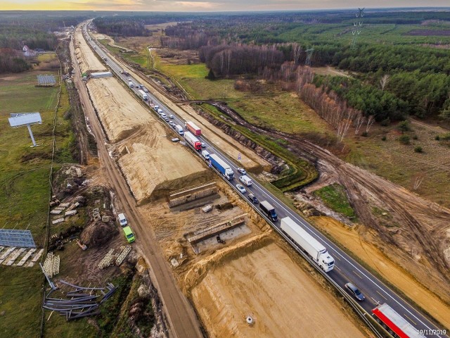 Tak wygląda w listopadzie 2019 roku gierkówka (DK1) od granicy województw śląskiego i łódzkiego do Radomska. Na jej śladzie powstaje autostrada A1. Kierowcy mają do dyspozycji na gierkówce tylko po jednym pasie ruchu w obu kierunkach.