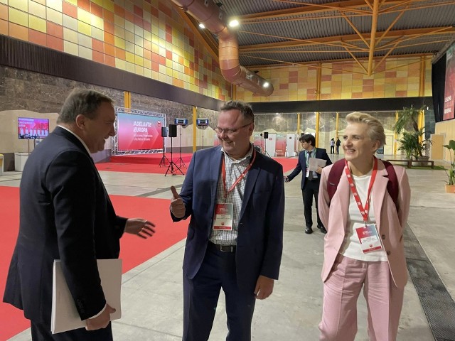 Andrzej Szejna - w środku z nowym przewodniczącym Partii Europejskich Socjalistów Szwedem Stefanem Lovfenem i posłanką Joanną Scheuring-Wielgus.