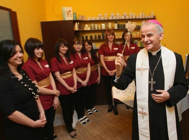 Biskup Marian Florczyk poświęcił wnętrza nowego Medi-Spa. Na zdjęciu razem z Joanną Malinowską, menager i zespołem instytutu.