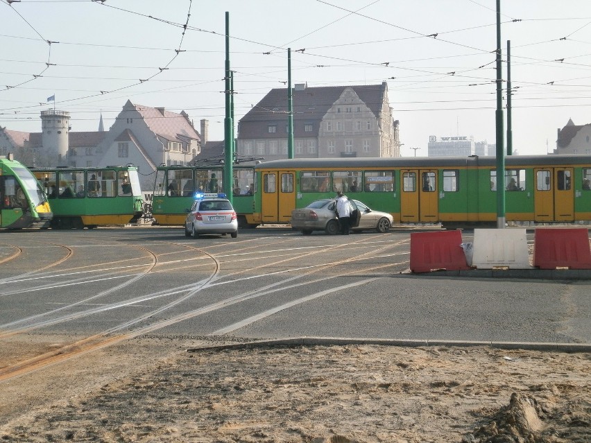 Na Rondzie Kaponiera kolizja osobówki z tramwajem