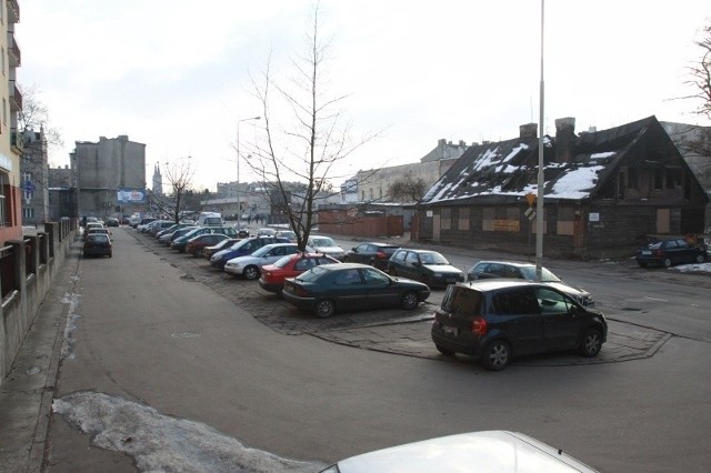 Większą część działki przy ul. Łagiewnickiej 29 zajmuje ogólnodostępny parking. Ma tu powstać obiekt handlowy.