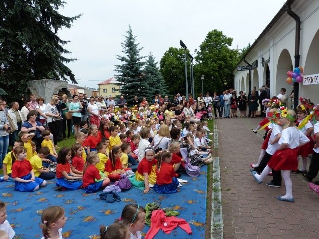 W zabawie zorganizowanej przy Ratuszu, w ramach podsumowania całorocznej współpracy przedszkoli z Biblioteką Miejską w Staszowie, udział wzięli przedstawiciele staszowskich przedszkoli.