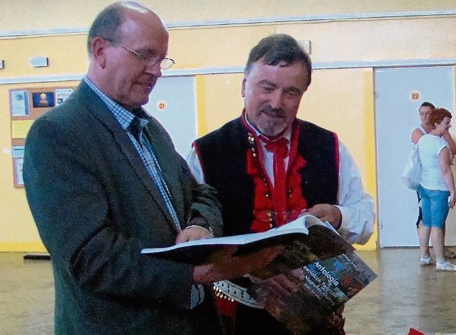 Kazimierz Job i Lech Grela, autor książki o skawińskich artystach