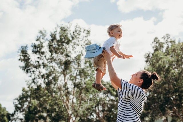 MAMA 4 PLUS. MATCZYNE EMERYTURY - DLA KOGO? KOMU PRZYSŁUGUJĄ ŚWIADCZENIA?Świadczenia przysługują kobietom, które urodziły co najmniej 4 dzieci i nie przysługuje im emerytura. Wyrównane zostaną również środki dla kobiet, którym przysługujące świadczenia emerytalne są niższe niż emerytura minimalna w 2019 roku. Wynosi ona 1100 zł brutto, czyli 934,60 złotych netto. Ubiegać się mogą też mężczyźni po ukończeniu 65 roku, którzy zajęli się wychowaniem dzieci po śmierci bądź odejściu matki.