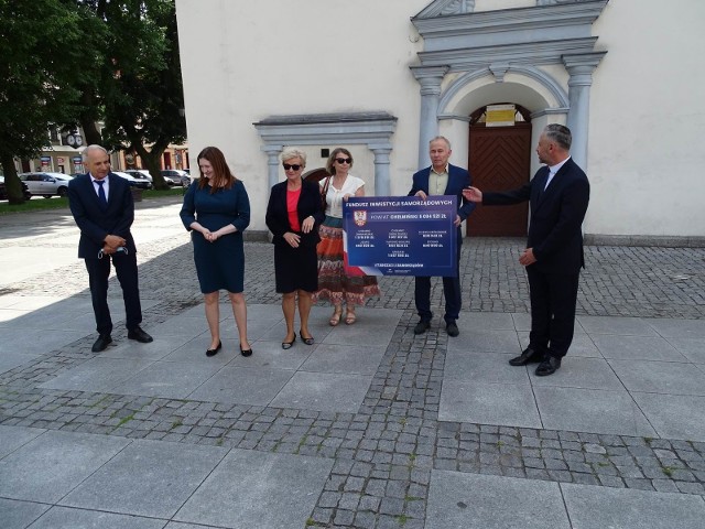 Podczas dzisiejszego (piątek) spotkania na Rynku w Chełmnie, Anna Gembicka, sekretarz stanu  w Ministerstwie Funduszy i Polityki Regionalnej zapowiedziała na jaką pomoc rządu przy realizacji inwestycji liczyć mogą samorządy  z powiatu chełmińskiego. I tak są to kwoty: 1,3 mln zł dla Chełmna, po 1 mln zł dla gmin Chełmno oraz Unisław, 639 tys. zł dla Kijewa Królewskiego, 544 tys. zł  dla Papowa Biskupiego, po 500 tys. zł dla Lisewa i Stolna. Minister Gembickiej towarzyszyła m.in. Marzenna Drab, szefowa okręgowego zarządu PiS oraz samorządowcy z powiatu chełmińskiego. 