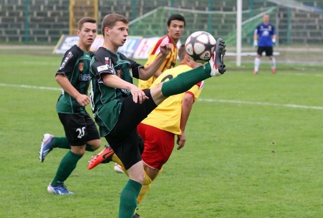 Juniorzy Stalówki zasłużyli na wielkie brawa. Z piłką strzelec pierwszego gola w meczu z Koroną Kielce Mariusz Kruk, pierwszy z lewej Patryk Tur.