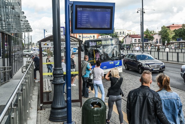 Wraz z początkiem wakacji, warto czujniej sprawdzić rozkład jazdy autobusu do domu - na wielu liniach Zmieniono godziny kursowania