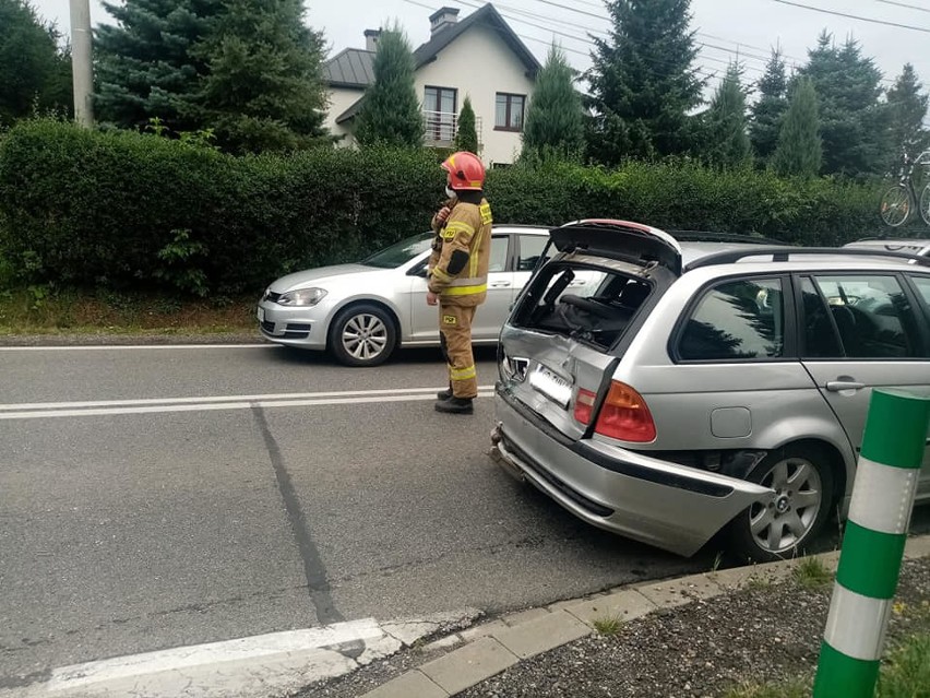 Wypadek w Cianowicach. Ruch wahadłowy na drodze wojewódzkiej. Zderzyły się dwa pojazdy osobowy i dostawczy