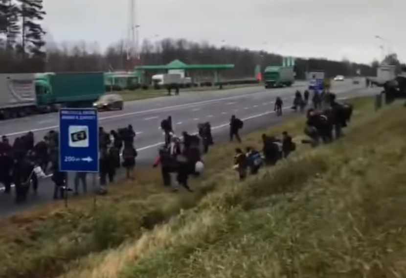 Wielki pochód migrantów kieruje się w stronę przejścia granicznego w Kuźnicy [ZDJĘCIA, WIDEO]