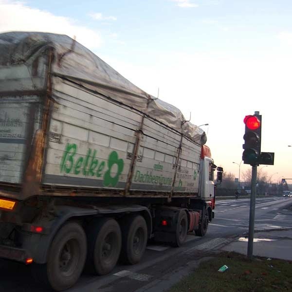 Kierowca tej ciężarówki przemknął przez centrum Tarnobrzega z taką prędkością, że nie zauważył czerwonego światła.