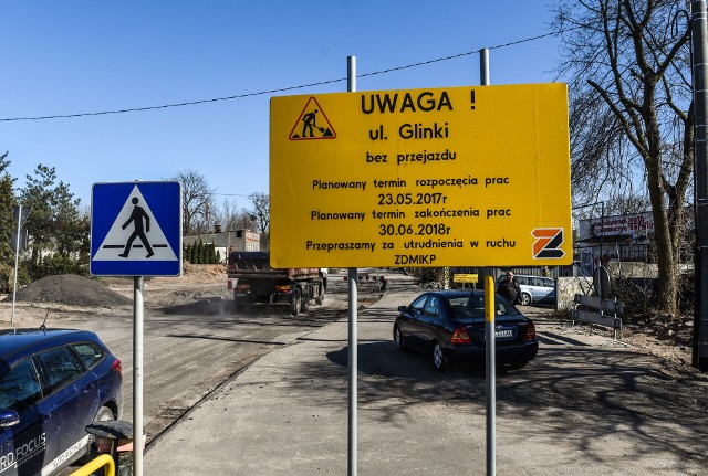 W związku z drugim etapem budowy Trasy Uniwersyteckiej, duże utrudnienia występują na Glinkach. Od 5 kwietnia zamknięta dla ruchu jest ulica Glinki na odcinku od ulicy Cmentarnej do skrzyżowania z ulicą Boya Żeleńskiego.