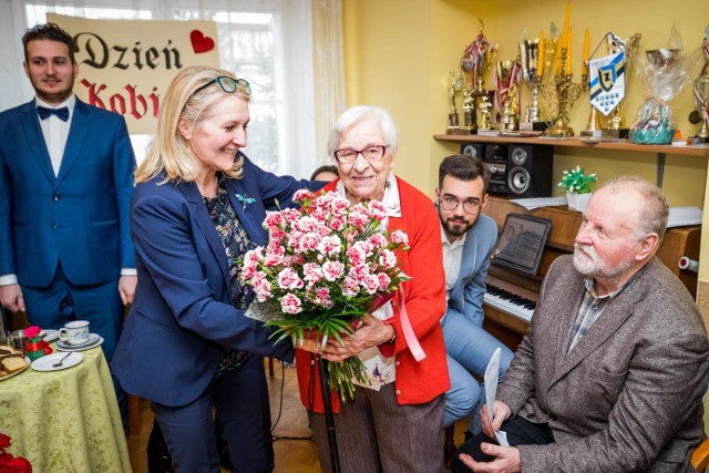 Dom Dziennego Pobytu „Senior” potrafi seniorom zaproponować atrakcyjne spędzanie czasu. Nic dziwnego, że odwiedzają jego progi do późnego wieku.W poniedziałek w „Seniorze” 98. urodziny obchodziła Zofia Pawlus, najstarsza podopieczna domu. Z tej okazji, a także z okazji Dnia Kobiet, z koncertem do seniorek i seniorów przyjechali artyści studiujący w bydgoskiej Akademii Muzycznej, w tym wokalistki, które prowadzi znakomita śpiewaczka, prof. Małgorzata Grela. W repertuarze znalazły się znane arie i duety.