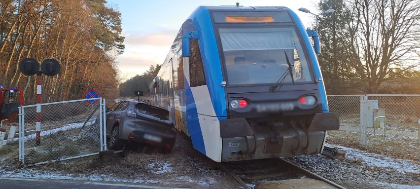 Osobowy peugeot wjechał w pociąg na niestrzeżonym...