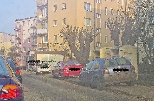 Autodranie w Żarach parkują na chodniku.