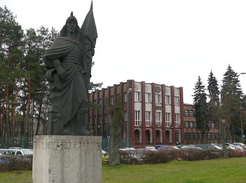 Pomnik św. Floriana – patrona hutników i budynek dyrekcji...