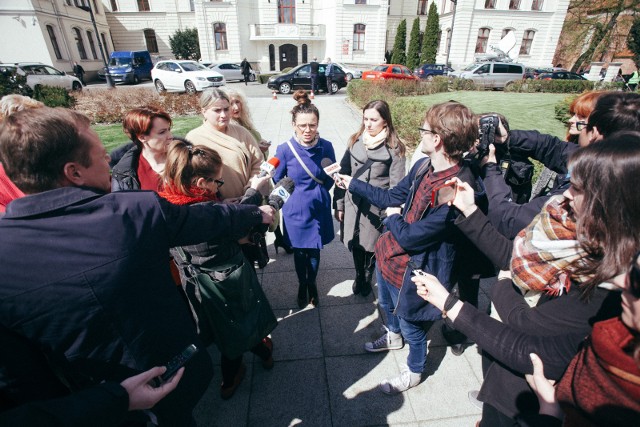 Dziś na Starym Rynku odbyła się konferencja pod hasłem „Stop - PRZEMOCY DOMOWEJ". Tłem dla tego spotkania był głośny skandal obyczajowy z udziałem bydgoskiego radnego PiS.Uczestniczki konferencji podpisały petycję wzywająca radnego Rafała Piaseckiego do złożenia mandatu. Początkowo na piątek konferencję w tej sprawie zwołał też Rafał Bruski. Radny Piasecki sam złożył jednak w godzinach popołudniowych pisemną rezygnację z mandatu radnego.Więcej o sprawie w serwisie plus.pomorska.pl: >> tutaj 