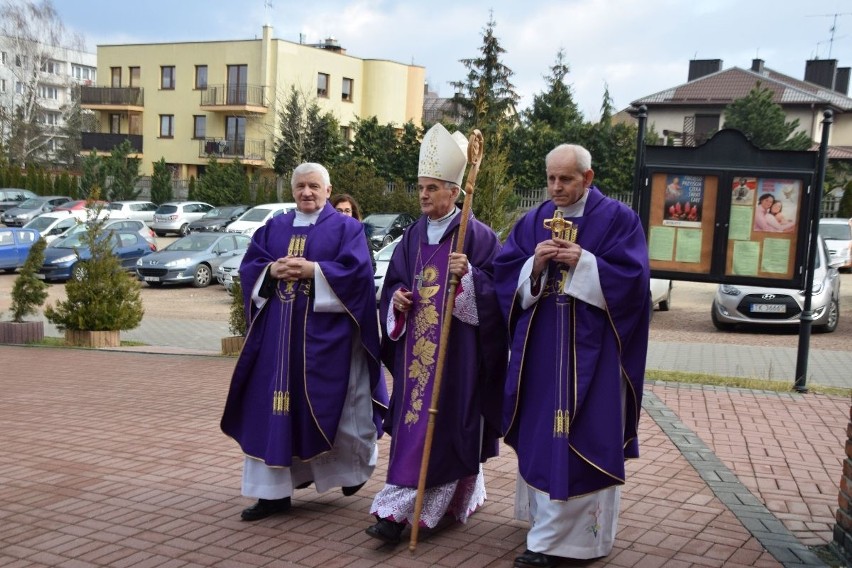 Relikwie księdza Popiełuszki wprowadzili biskup i kapłani - koledzy błogosławionego 