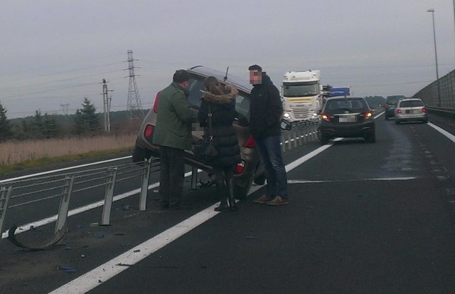 Wypadek na obwodnicy Kobylanki. Auto zatrzymało się na linach