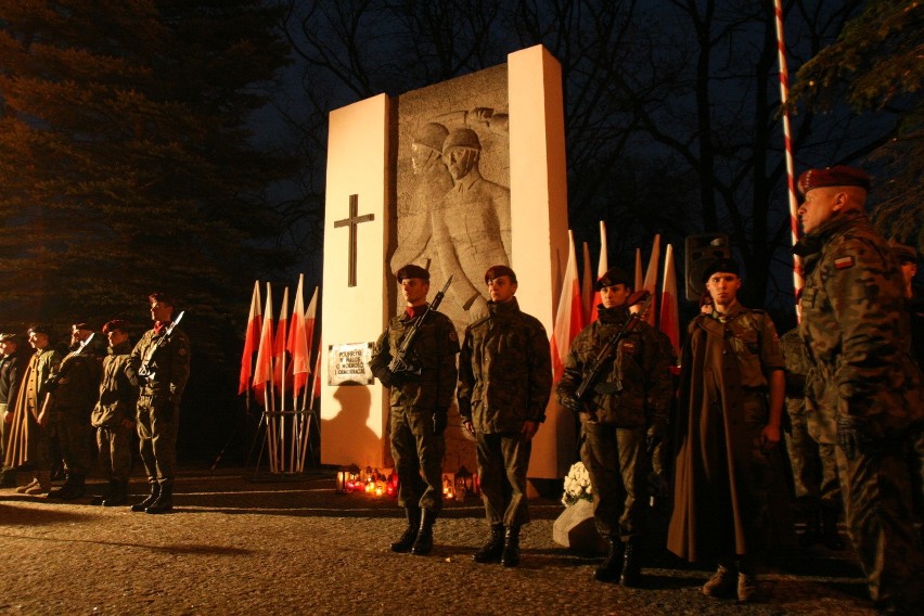 Święto Niepodległości w Bielsku-Białej: Apel Poległych na cmentarzu Wojska Polskiego