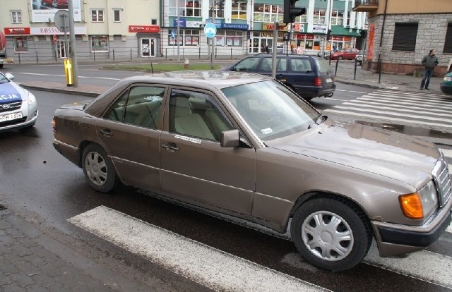 Samochód potrącił kobietę na przejściu dla pieszych.