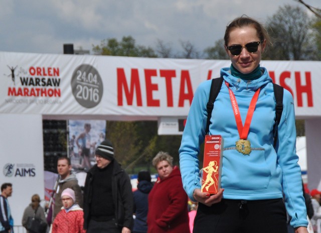 Karolina Waśniewska podczas dekoracji po Orlen Warsaw Marathon.