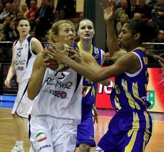 Ludmiła Sapowa (z piłką) nie miała łatwego życia ze znakomicie dysponowaną wczoraj czarnoskórą Amerykanką Angel McCoughtry (z prawej)