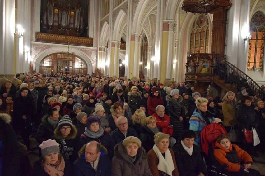 Marcin Zieliński, charyzmatyk ze Skierniewic, modlił się o uzdrowienie w katedrze w Radomiu. Na spotkanie z Jezusem przyszły wielkie tłumy