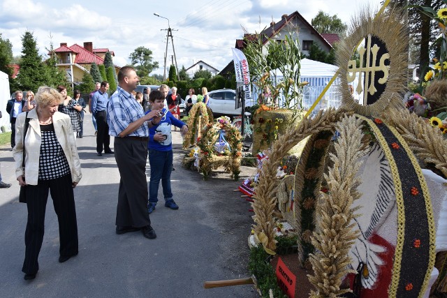 Ten weekend obfituje w uroczystości dożynkowe w powiecie golubsko-dobrzyńskim. Gmina Radomin dożynki zorganizowała dziś w Dulsku. Wśród licznych atrakcji dla dzieci było malowanie buzi i warsztaty artystyczne. Ponadto przygotowano konkursy, mszę, korowód, konkurs wieńców dożynkowych oraz występy artystyczne i biesiadę. Całość dopełniła wystawa ciągników i maszyn. Wideo: AgroPomorska odcinek 35. Zgłoś rolnika i sołtysa, zobacz co u pszczół i jaki był Festiwal Smaku.NaNajnowszy odcinek programu AgroOpublikowany przez Gazeta Pomorska Niedziela, 26 sierpnia 2018